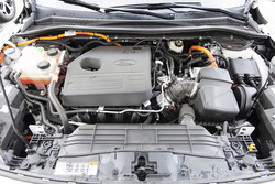 Hibridni pogonski sklop sestavljata 2,5-litrski bencinski motor s 112 kW (152 kW) in elektromotor z 92 kW (125 KM) moči.