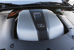 Prisilno polnjen V6 deluje v spregi z elektromotorjem, kar pomeni skupno moč 264 kW (359 KM).