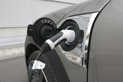 Baterijo je mogoče polniti le iz zunanjega vira ali z rekuperacijo, ne pa tudi z bencinskim motorjem.