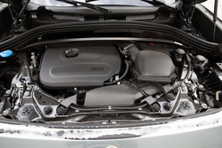 Pogonski sklop sestavljata 1,5-litrski trivaljnik s 115 kW (156 KM) in elektromotor s 14 kW (19 KM) kot del blagohibridne podpore; njuna skupna moč je 125 kW (170 KM).