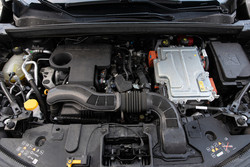 Pogonski sklop sestavljajo 1,6-litrski bencinski motor in dva elektromotorja, ki jih povezuje večstopenjski menjalnik (brez sklopke), ter baterija kapacitete 1,2 kWh (0,85 kWh neto).