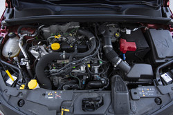 Motor, prisilno polnjen litrski trivaljnik, je že v osnovi prilagojen tako za pogon na bencin kot plin.