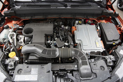 Hibridni pogonski sklop sestavljajo 1,6-litrski bencinar, dva električna motorja in štiristopenjski samodejni menjalnik brez sklopke.