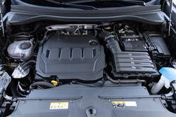 Turbodizelski motor je dobro zvočno zatesnjen in le v najnižjih vrtljajih nekoliko bolj robat.