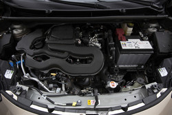 Litrski bencinski trivaljnik s 53 kW (72 KM) in klasične zasnove (brez turba ali hibridne podpore) je edini motor v ponudbi.