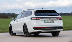 4,92 metra dolg passat je tesen sorodnik škode superb combi ter po merah in prostornosti praktično na ravni številko večjih premium tekmecev.