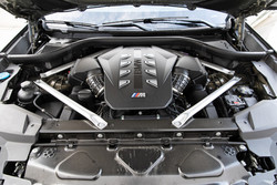 V takšnih prizorih moramo uživati, saj postajajo vse redkejši. BMW-jev V8 je v izvedbi M60i skorajda enak X6M competition. Razlog je tudi v tem, da običajnega X6M ni več v ponudbi.