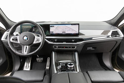 Vedno znova pri BMW-jih trobimo o odlični ergonomiji, in če vam gre to na živce, naslednjega stavka raje ne preberite. Kljub poudarjeni digitalizaciji je namreč še vedno vrhunska!