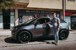 Portugalec João Goncalves s svojim i3s prevozi tudi do 250 kilometrov na dan.