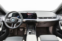 Po našem mnenju pretirani digitalizaciji navkljub je BMW iX2 še vedno vzor dobre ergonomije. Največ hvale pa si zaslužijo tako odlični materiali kot vrhunska izdelava.