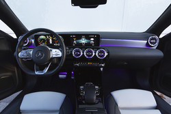 Tu Mercedes trenutno nima prave konkurence, pa ne le zaradi dvojca velikih barvnih zaslonov, ampak tudi na račun vseh detajlov, ki so neverjetno dodelani. Sedenje v tej kabini, še posebej ko se stemni, je pravo doživetje. 