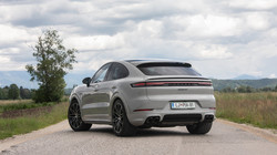 Nezamenljive kupejevske poteze so v svetu modelov SUV še kako zaželene in znamki Porsche so prav gotovo usojene. Dvižni spojler se aktivira pri hitrosti nad 90 km/h in še dodatno poskrbi, da zadek ostane prilepljen k tlom.