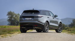 Velar je velik, luksuzen križanec z rahlo kupejevsko urezano streho in ravnimi, odločnimi linijami, s čimer ne skriva svojega porekla.