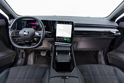 Kljub napadu čutov z digitalnimi napravami se pri Renaultu niso odločili za minimalističen pristop, ampak štejeta tudi slog in udobje.