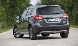 Naval novincev v segmentu kompaktnih križancev je SX4 S-cross nekoliko potisnil v pozabo, a mu pri terenskih sposobnostih večina še vedno ne pride blizu.