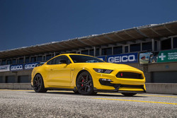 2. Ford mustang shelby GT350R