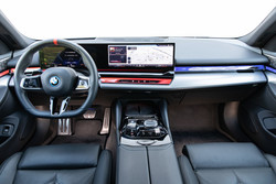Napredku z digitalizacijo sicer danes noben avtomobil več ne more uiti, je pa pri BMW-ju še vedno mogoče računati na odlično ergonomijo in intuitivno uporabniško izkušnjo.