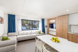 Deluxe Camping Ville v kampu Arena Stoja imajo krasen razgled in prostorno notranjost, kjer je tudi pisalna miza z vtičnicami za delo na daljavo.