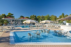 Poleg zunanjih bazenov s Pool Barom si (ob doplačilu) privoščite še wellness s savnami, jacuzziji, masažami in fitnesom.