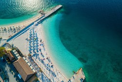 Zgledno opremljene prodnate in peščene plaže povezuje obalna kolesarska in sprehajalna Pot valov.
