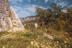 Ob morju in v zaledju Crikveniško-Vinodolske riviere je kar 300 km sprehajališč in pohodniških ter planinskih poti, ob katerih naletite na neobičajna telovadišča.