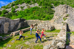 Ob morju in v zaledju Crikveniško-Vinodolske riviere je kar 300 km sprehajališč in pohodniških ter planinskih poti, ob katerih naletite na neobičajna telovadišča.