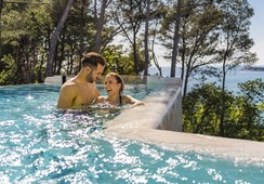 Najbolj ekskluziven je energetsko samozadosten Punto Blu Village z neskončnim bazenom in spektakularnim razgledom na Tarski zaliv.