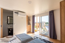 Na otoku je 232 klimatiziranih nastanitev za skupno 725 gostov – od sončnih hišk Island Homes do šotorov Glamping Lodges in O-Tents v senci borovcev.
