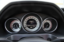 Hibridu prilagojeni merilniki prikazujejo tudi delovanje električnega motorja.