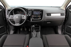 Armaturna plošča prepriča s kakovostnimi materiali in dobro ergonomijo, instrumentna plošča (z barvnim LCD zaslonom) pa je lepo pregledna.