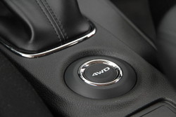 Preklapljanje med tremi načini delovanja štirikolesnega pogona (4WD eco, 4WD auto in 4WD lock) poteka s preprostim pritiskom na gumb, ki se nahaja na sredinskem grebenu.