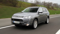 Mitsubishi outlander 2.2 DI-D 4WD intense+: Zadržan in razumen