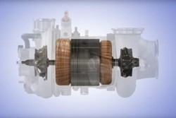 Od ostalih električnih turbinskih polnilnikov se razlikuje v dodatni funkciji elektromotorja, ki se lahko prelevi v generator, ki izkorišča presežek izpušnih plinov za tvorjenje električne energije.