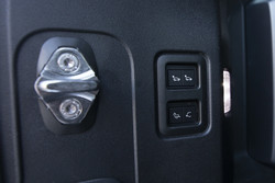 Tu so tudi gumbi za nastavitev višine avtomobila za lažje nalaganje, proženje električno pomične vlečne kljuke in osvetlitev prikolice.