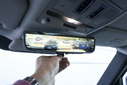 Ker pogled nazaj nekoliko ovira rezervno kolo, lahko pogled običajnega vzvratnega ogledala s preklopom zamenja slika kamere na strehi avtomobila.