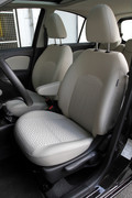 Kljub manjšim zunanjim meram ni micra v notranjosti prav nič manj prostorna kot pri tekmecih. Sedalni del sedežev je razmeroma kratek, ergonomija za volanom pa ne ravno vzorna.