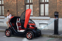 Pri polnjenju nas je navdušilo, da sistem ni bil tako izbirčen kot pri modelu zoe, ki mu marsikatera vtičnica ni dišala. Prav tako je dobro, da trimetrskega kabla ni treba pospraviti v kabino, ampak je temu namenjen poseben predal na zunanji strani vozila.