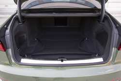 Limuzinski prtljažnik s 505 litri prostornine je namenjen bolj klasičnim kosom prtljage.