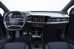 Voznikov delovni prostor je po Audijevo ergonomsko dobro zasnovan in natančno sestavljen, bi pa na volanskem obroču namesto površin na dotik raje videli klasične gumbe in vrtljiva stikala, ki omogočajo bolj natančno upravljanje.