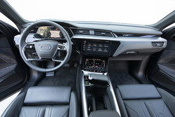 Z izjemo zaslonov virtualnih ogledal in malce posebne prestavne ročice notranjost ne izstopa v primerjavi z običajnimi Audijevimi modeli in je pričakovano odlična.