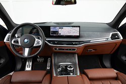 Notranjost je ukrojena v stilu drugih sodobnih BMW-jev – vključno z dvema v eno enoto združenima zaslonoma premera 37,8 in 31,2 cm. S tem so se žal poslovila klasična stikala klimatske naprave, vrtljivi gumb iDrive ostaja, materiali in izdelava pa so na zelo visoki ravni.