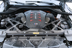 Prisilo polnjen 4,4-litrski V8 razvije 430 kW (585 KM), skupaj s sinhronskim električnim motorjem pa sistemska moč znaša kar 550 kW (748 KM).