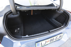 420-litrski prtljažnik je primeren tudi za daljše izlete v dvoje.