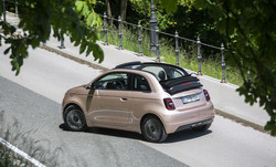 Fiat 500 je tudi v različici cabrio eden izmed najbolj simpatičnih malčkov, ki odlično povzema oblikovni duh svojih slavnih prednikov.