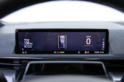 Osnovne, za vožnjo pomembne informacije prikazuje dodaten zaslon premera 25,9 centimetra pred voznikom.