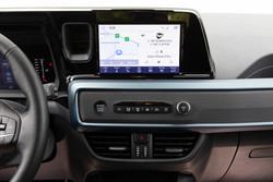 Infotainment z majhnim zaslonom premera 20,3 centimetra in majhnimi ikonami je med vožnjo manj uporaben (žal prek njega upravljate tudi klimatsko napravo), enako velik zaslon pred voznikom ponuja osnovne informacije.