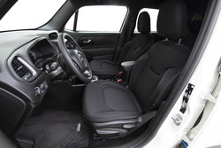 Zaradi radodarnih nastavitev sedeža in volana je vozniška ergonomija zelo dobra, prostornost zadaj je v povprečju razreda.