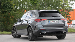 Oblikovno s tesnim sorodstvom z drugimi mercedesi ostaja povsem na varni strani; v mnogočem je le pomanjšana kopija modela GLE.