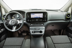 Ergonomija za volanom je odlična, prav tako počutje v celoti. Infotainment z zaslonom premera 26 centimetrov je povzet po sprinterju, enako obvolanska prestavna ročica.