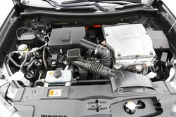 Bencinski motor prostornine 2,4 litra deluje z Atkinsonovim ciklom, njegova primarna vloga pa je polnjenje baterij.